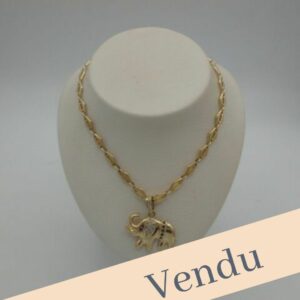 collier en or jaune 14 karats avec un pendentif en forme d'éléphant en or 14 karats avec des pierres