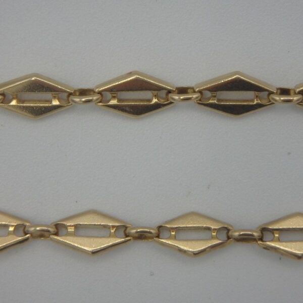 collier en or jaune 14 karats avec un pendentif en forme d'éléphant en or 14 karats avec des pierres